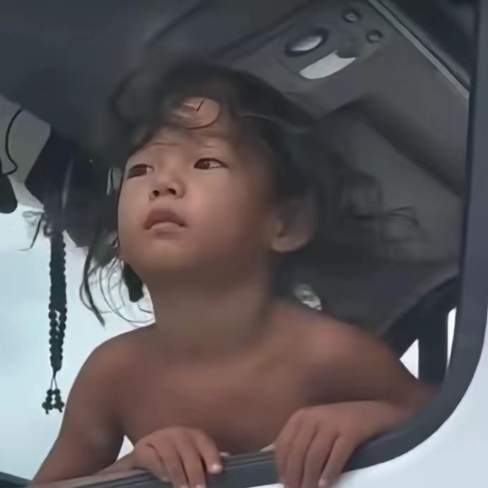你能想象吗？有这样一群野人小孩，他们本应享受正常孩子的生活，却过着让人揪心的日子