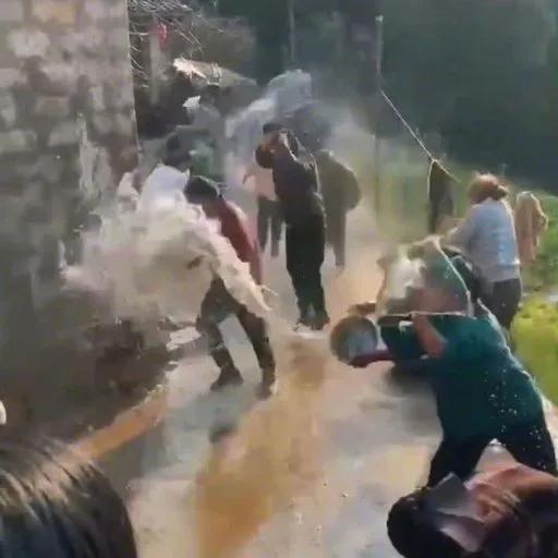 最近四川凉山那边有个订婚视频火了，特有意思！一群人猫在门后，等男方来接亲，哗啦一