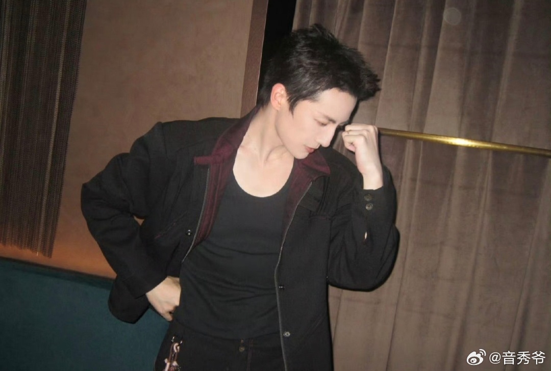 杨仕泽帅是对观众的一种负责任聊到戴墨镜的小细节时顺势说出帅是对观众负责，这份直白