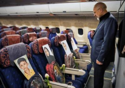 伊朗这招太狠了，在去谈判的飞机上，代表团什么都没往飞机上装，每个座位上都放了因为