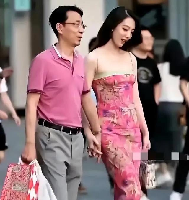 中石油高管胡继勇成都太古里与小三十指相扣高调逛街，让吃瓜群众羡慕不已。

问世间