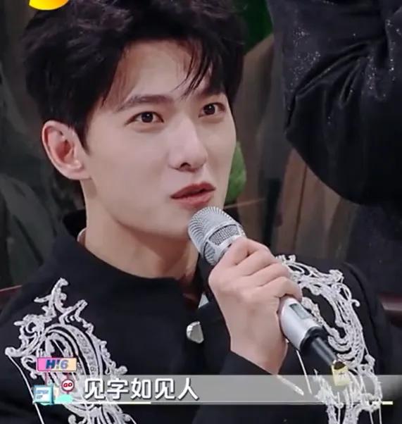 自从网友说他油腻之后，好久没出来的杨洋。
再次归来还是那么的少年气。
男人确实比