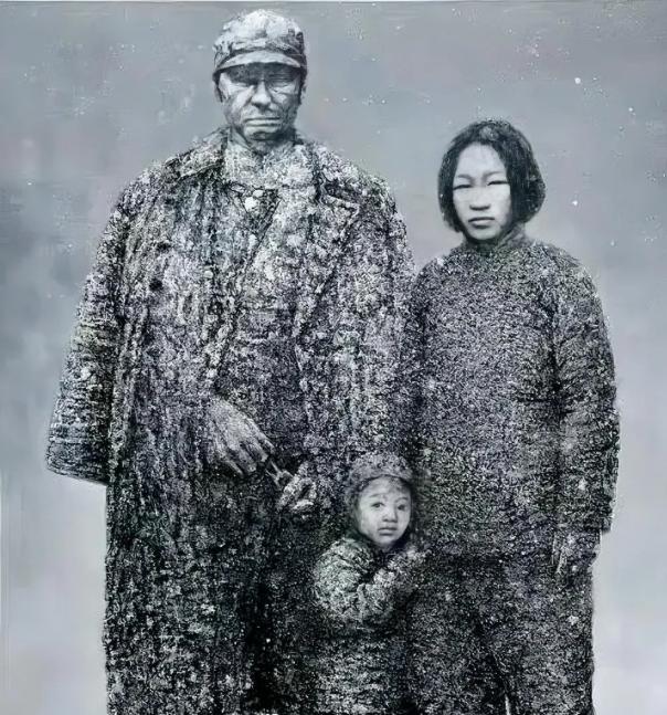 1937年初，日军将一家三口押到了刑场上。当父亲被他们砍断脖子后，5岁的小男孩泪