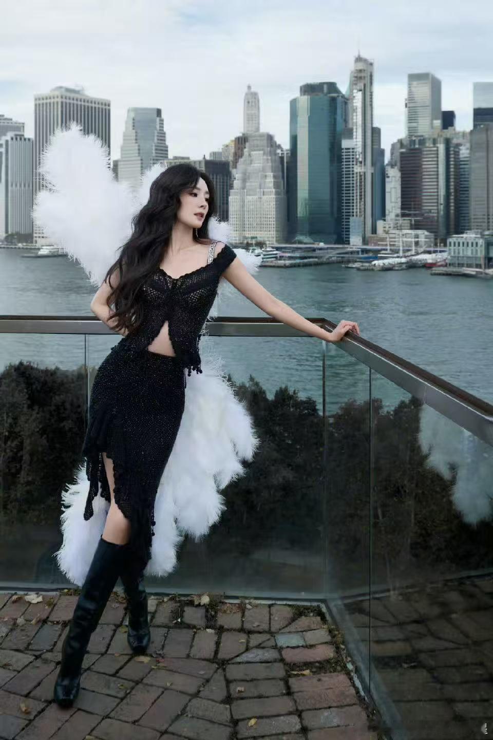 杨幂白色羽毛翅膀造型 ​​​美幂降临～白色羽毛翅膀上身完全是天使！ ​​​