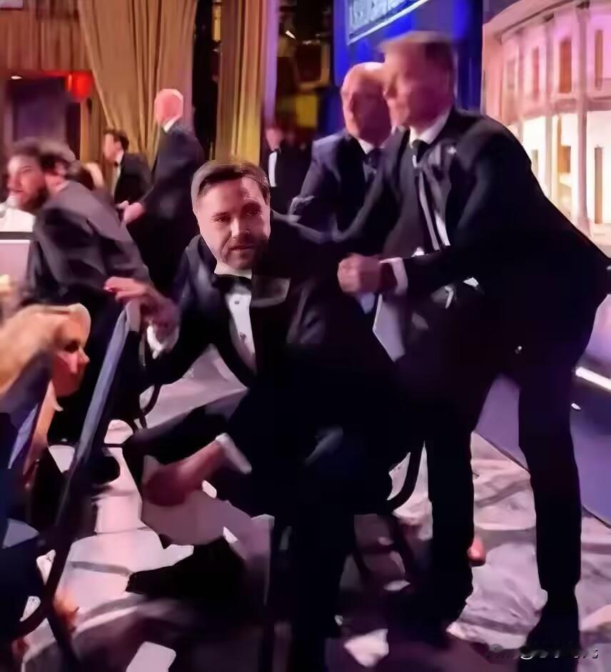 白宫晚宴枪响之后，副总统万斯居然先跑了，关键时刻也不招呼特朗普一声。视频显示，安