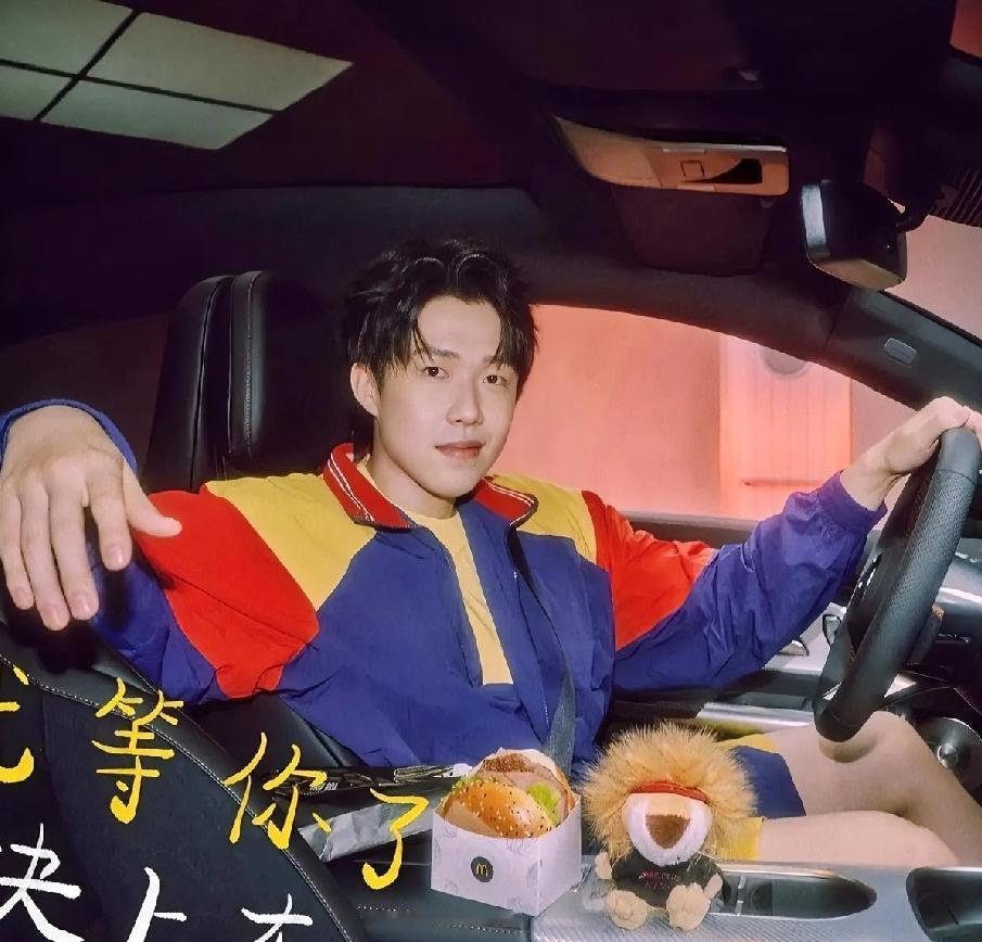 就这样一件酷似工装的衣服，
被王楚钦穿出了新高度。

王楚钦的广告出来，
这件衣