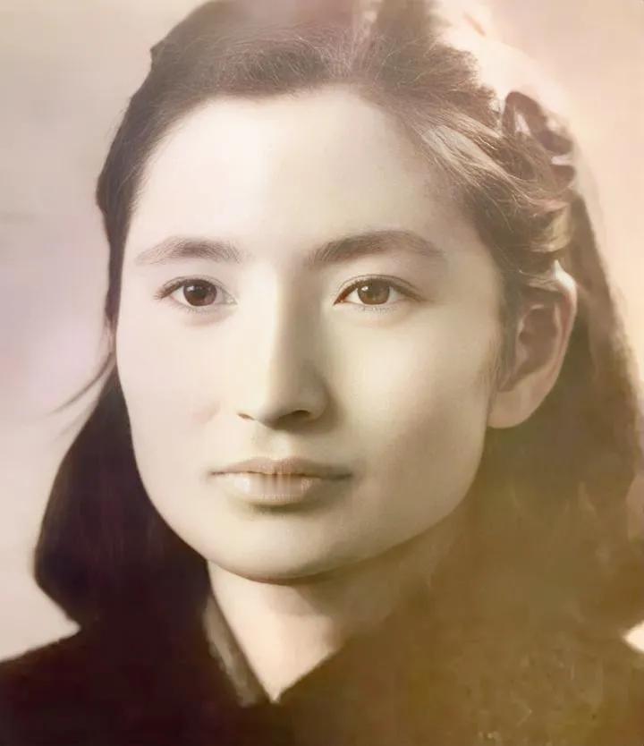1943年，邓静华炸掉了日军总部，随后快速出城逃跑，日军紧追不舍，为了躲避日军，