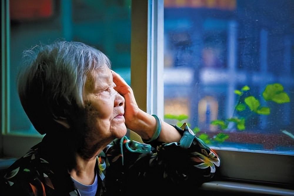 突然被这段话共情了：在儿子家住久了才发现，不光面对儿媳会拘谨，连对自己儿子，也渐