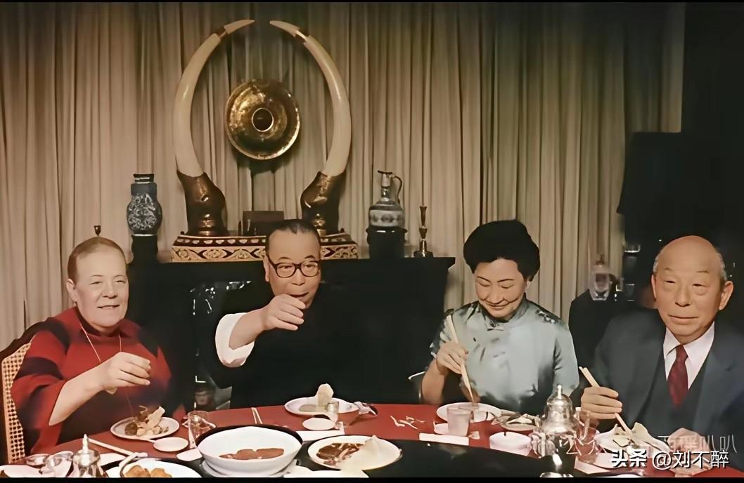 1985年，蒋经国举办金婚宴，张学良前往赴宴。
彼时，84岁的张学良刚刚结束数十