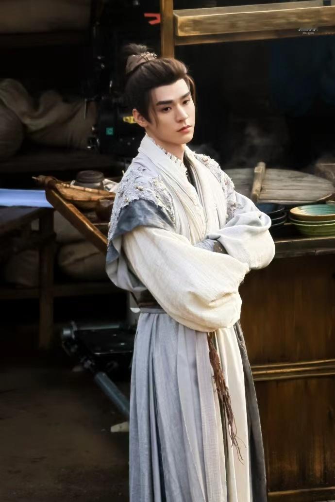 龚俊白衣公卿路透武侠质感，粗布麻衣也穿的如此帅气啊！ 