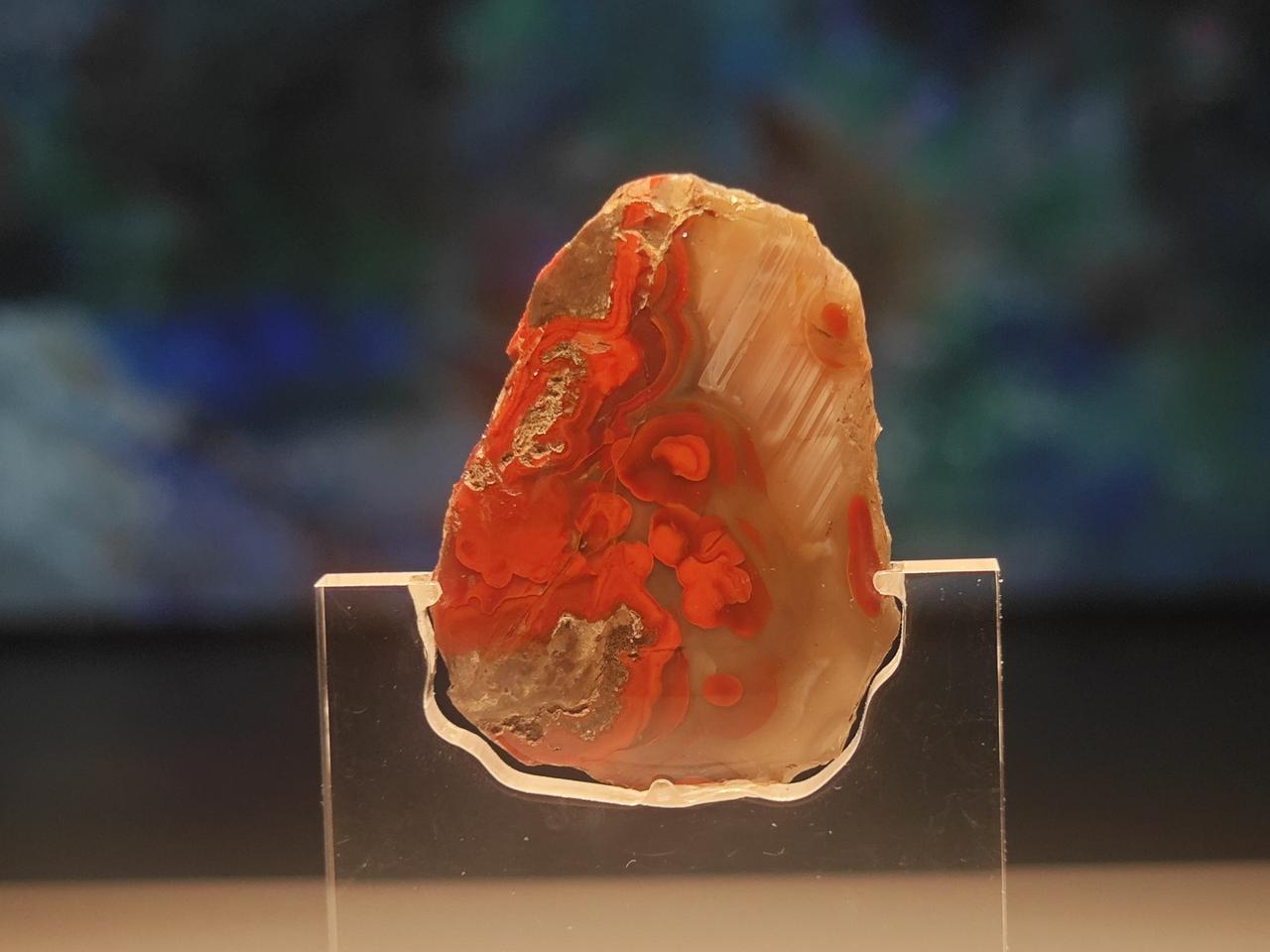 图中的玛瑙饰件，拍摄于北京大葆台遗址博物馆，出土一号广阳顷王刘建墓。

这些玛瑙