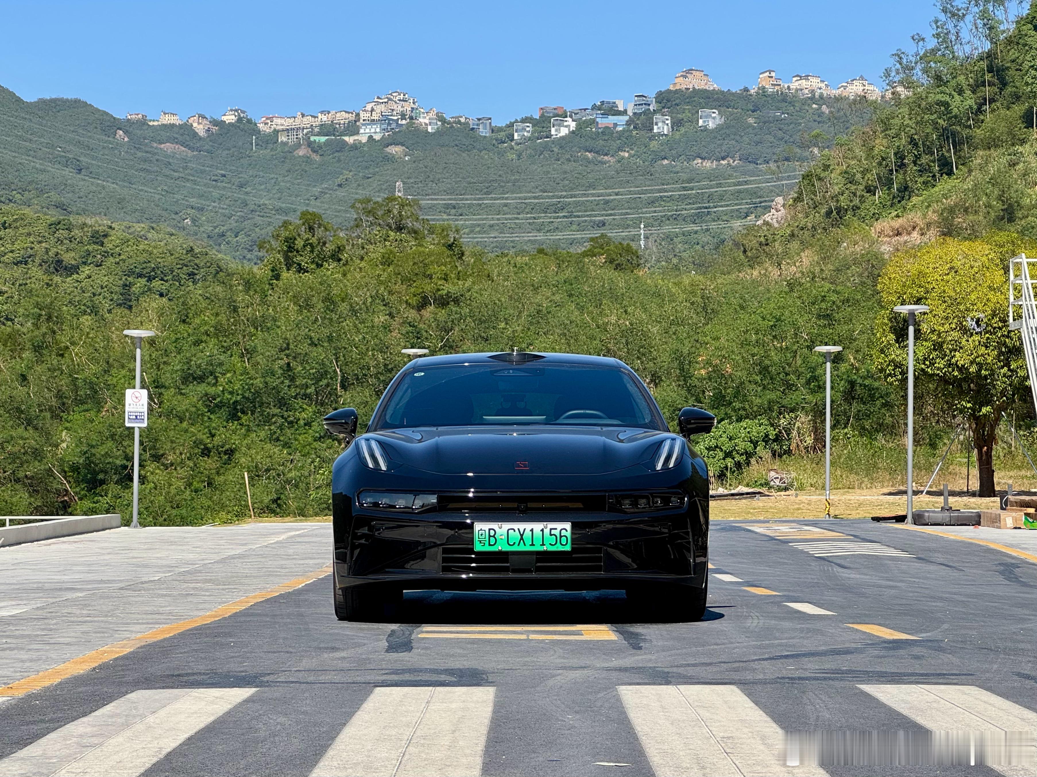 极氪001焕新版，925匹的动力真的很快，但少了一些快感。电门响应和整车的调校还