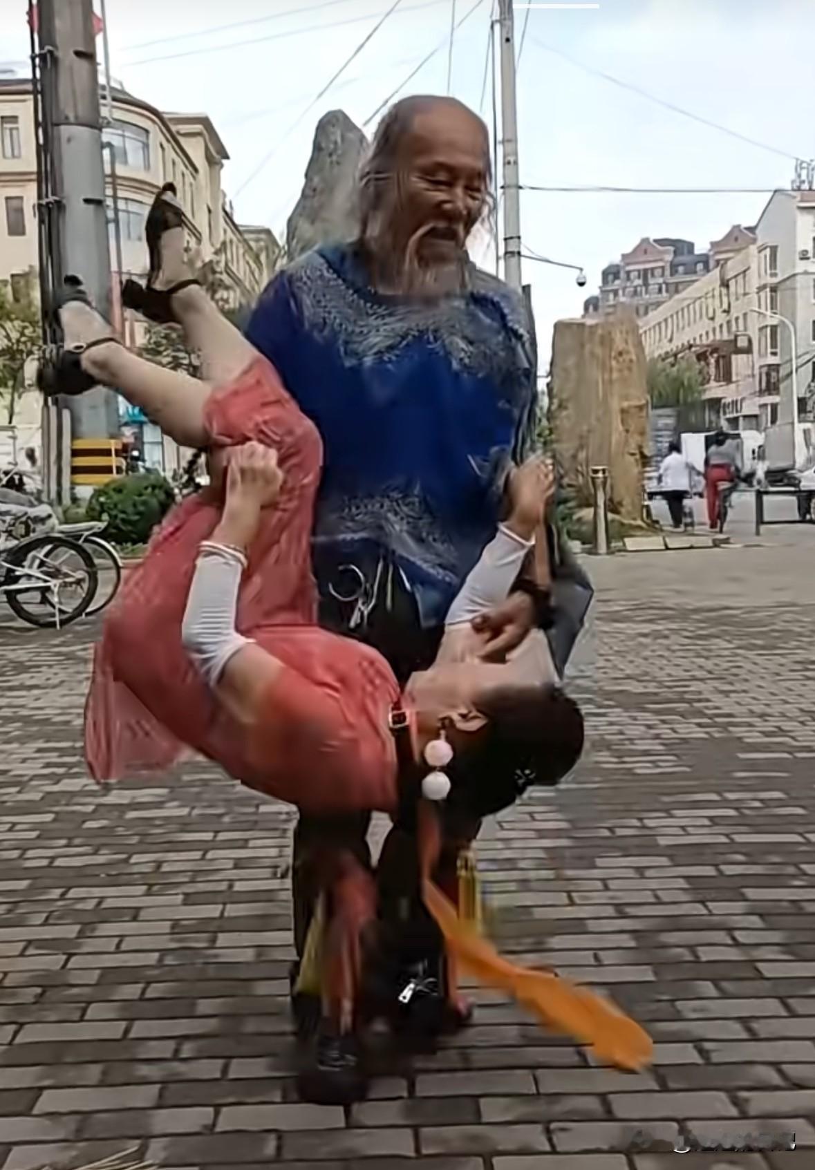 老头开始是抱着老太太转圈，后来，老头有点抱不动还是咋地就不知道了，老太太被他放到