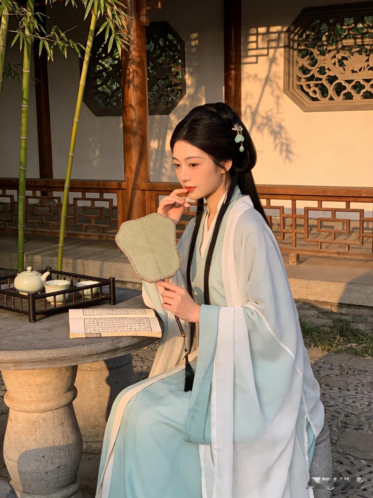 落笔画山水，回袖卷云烟。