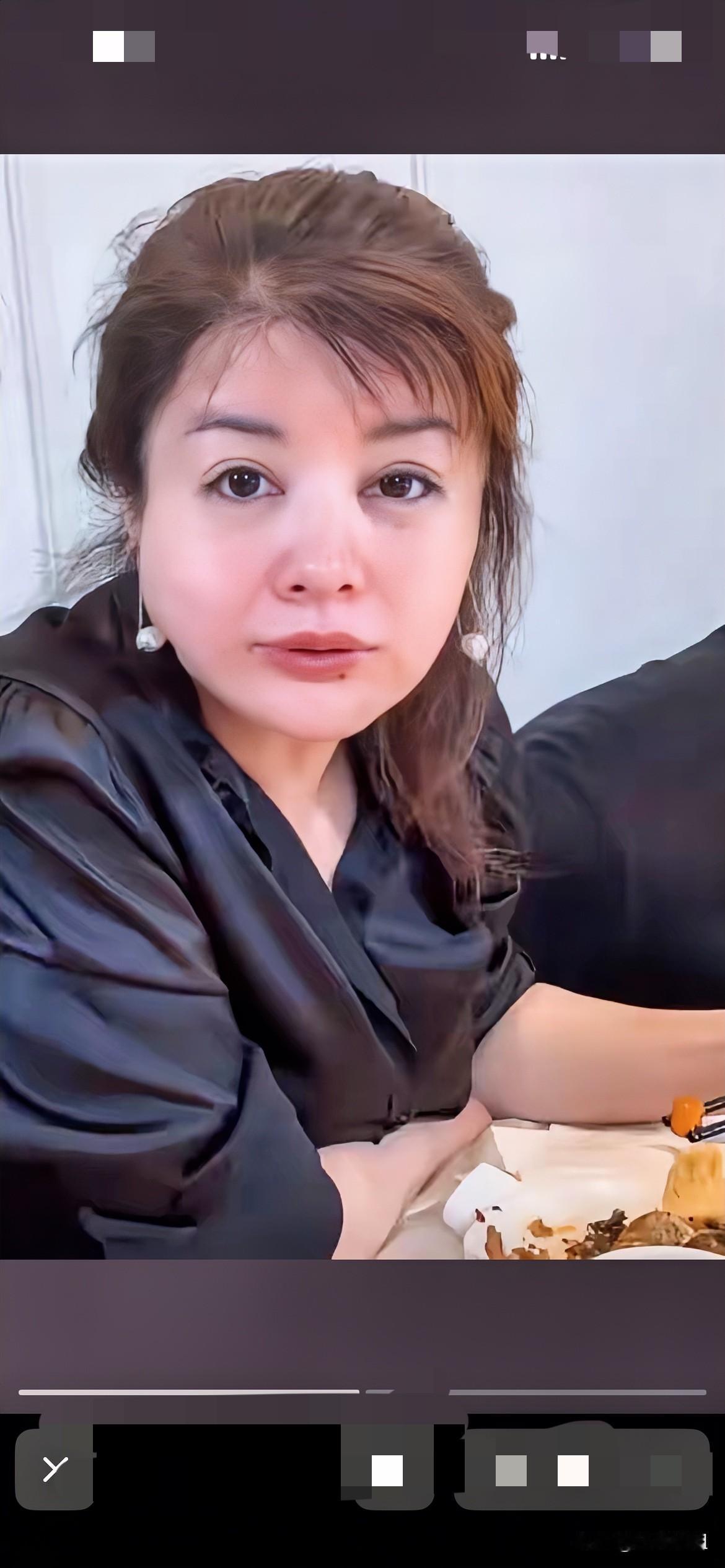 富婆，美容大王直播时无美颜滤镜，脸是这样的臃肿！实在让人不忍直视！看不到原来的精
