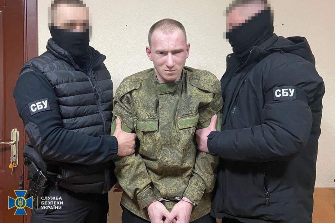 一张俄罗斯士兵德米特里·库拉绍夫被乌克兰国家安全局（SBU）拘留的照片，指控他于