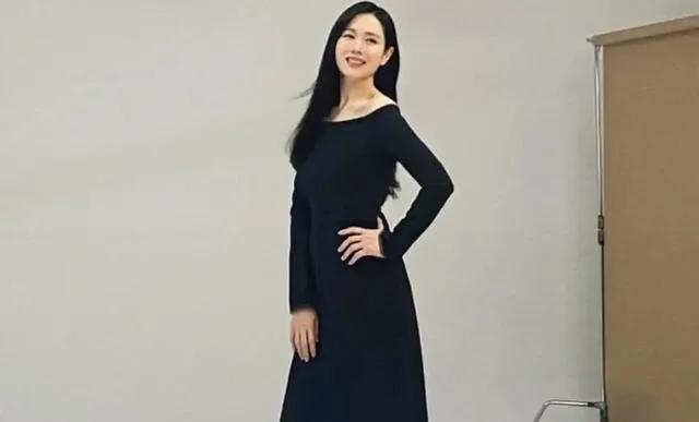 女神孙艺珍产后复出，虽然穿着连衣裙，但是还是看得出腰围还没完全的恢复！身材还有点