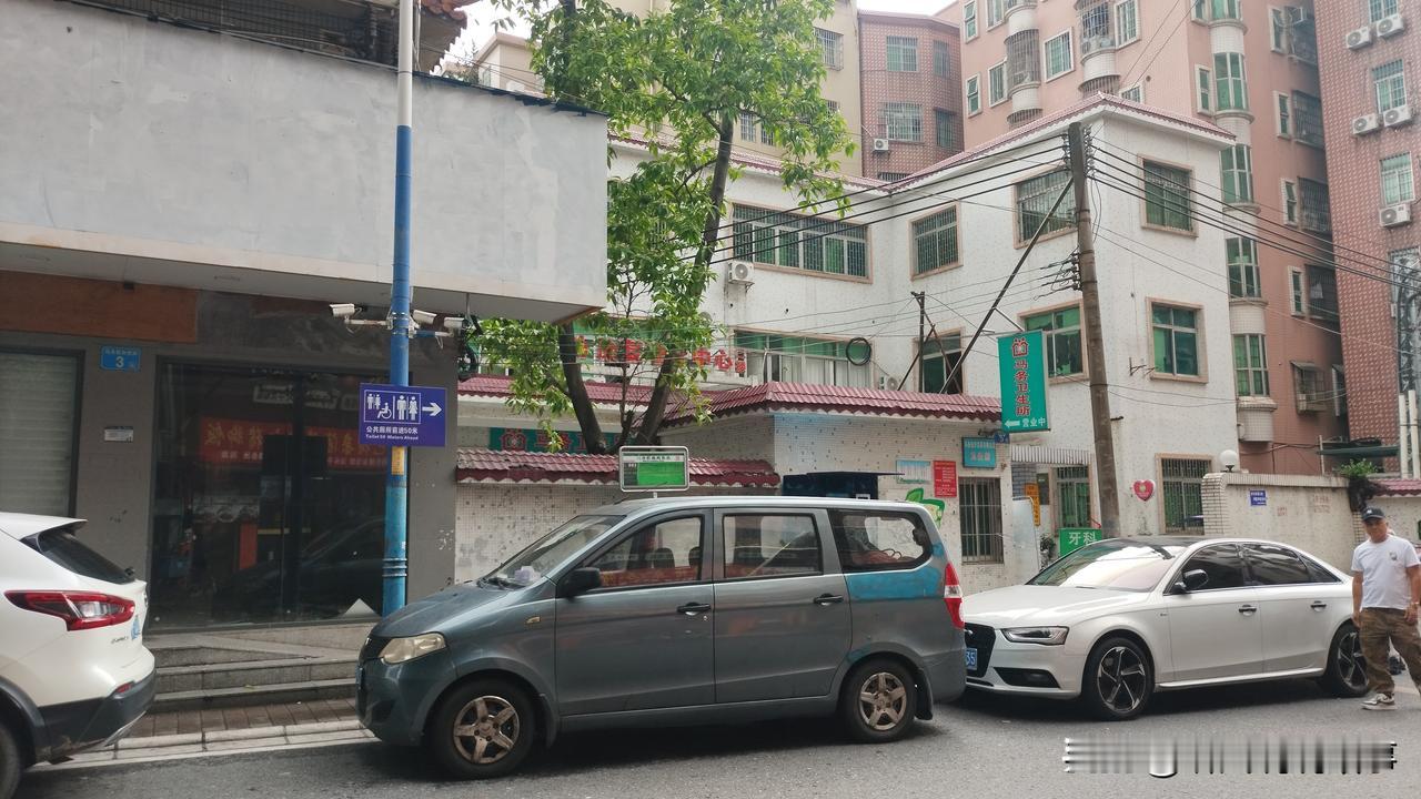 [锦鲤到来]公交站被车辆淹没了

在广州，尤其是在城中村，两边的路面停满了车，虽