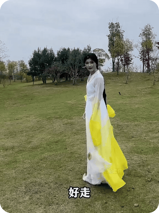 爱妃：大王来捉我呀！
大王：爱妃你趴在哪偷吃啥啊？