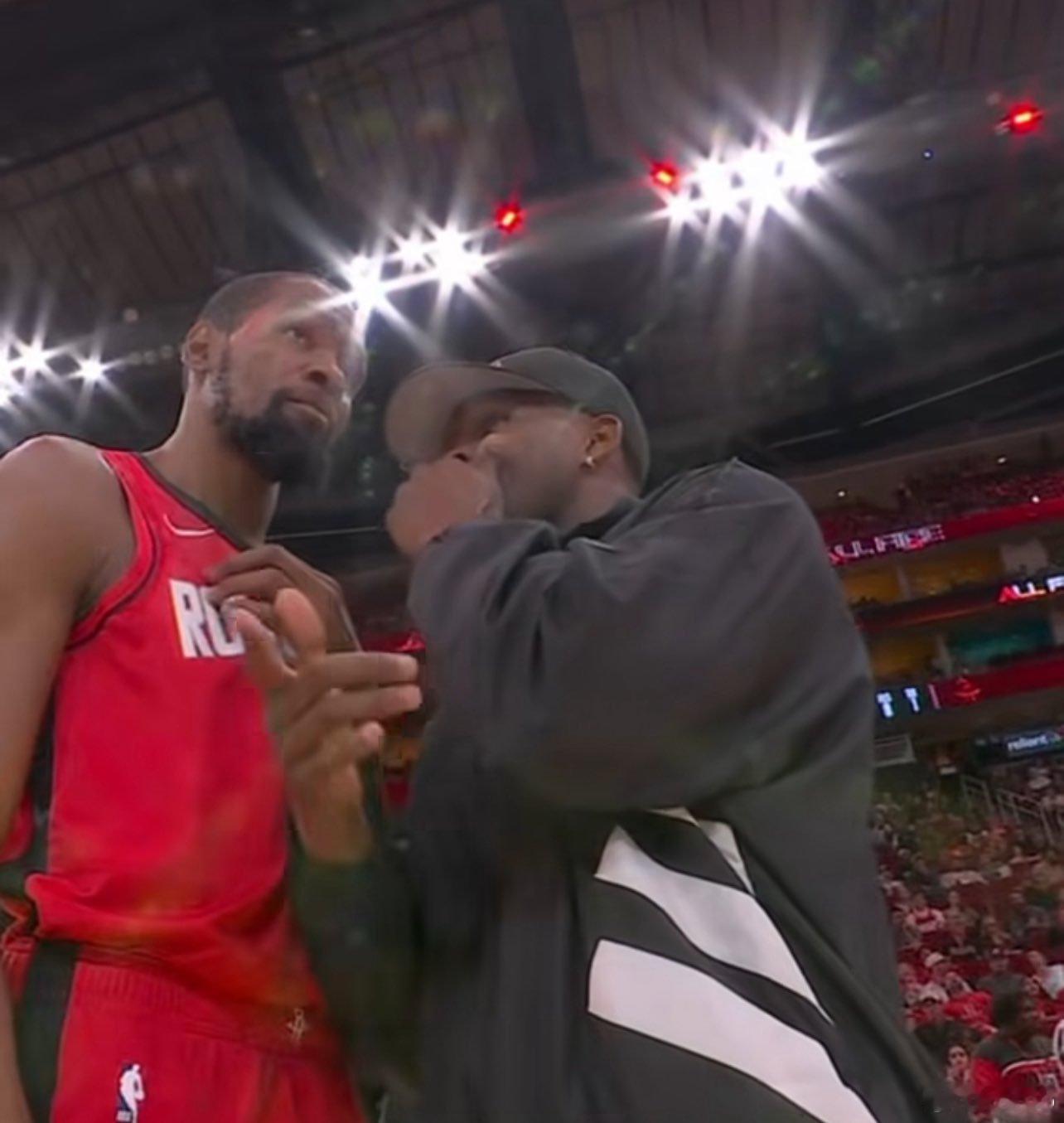 华子昨天全程笑嘻嘻的：谢泼德三分连珠炮他是眉开眼笑，最后输了也没影响心情。赛后大