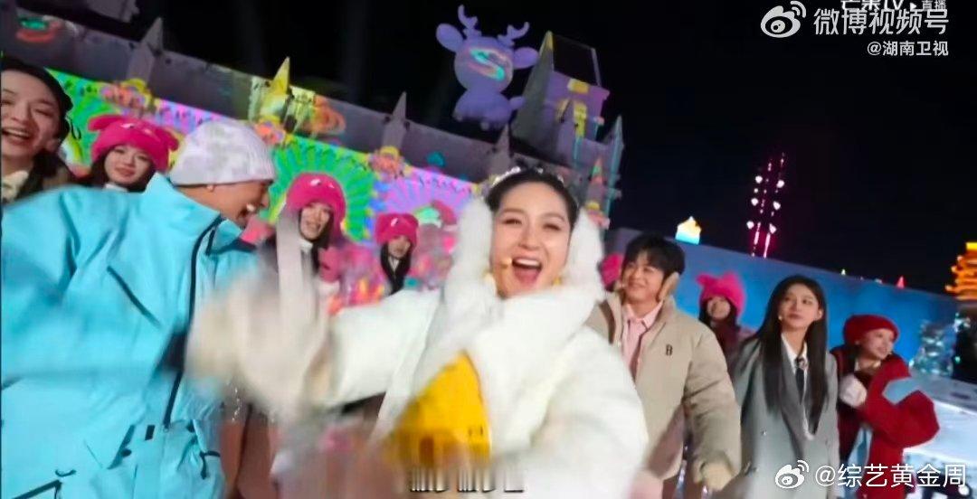 谢娜菠萝菠萝蜜冻菠萝味长春冰雪之夜直播长春冰雪之夜 南方“辣土豆”撞上北国冰雪！