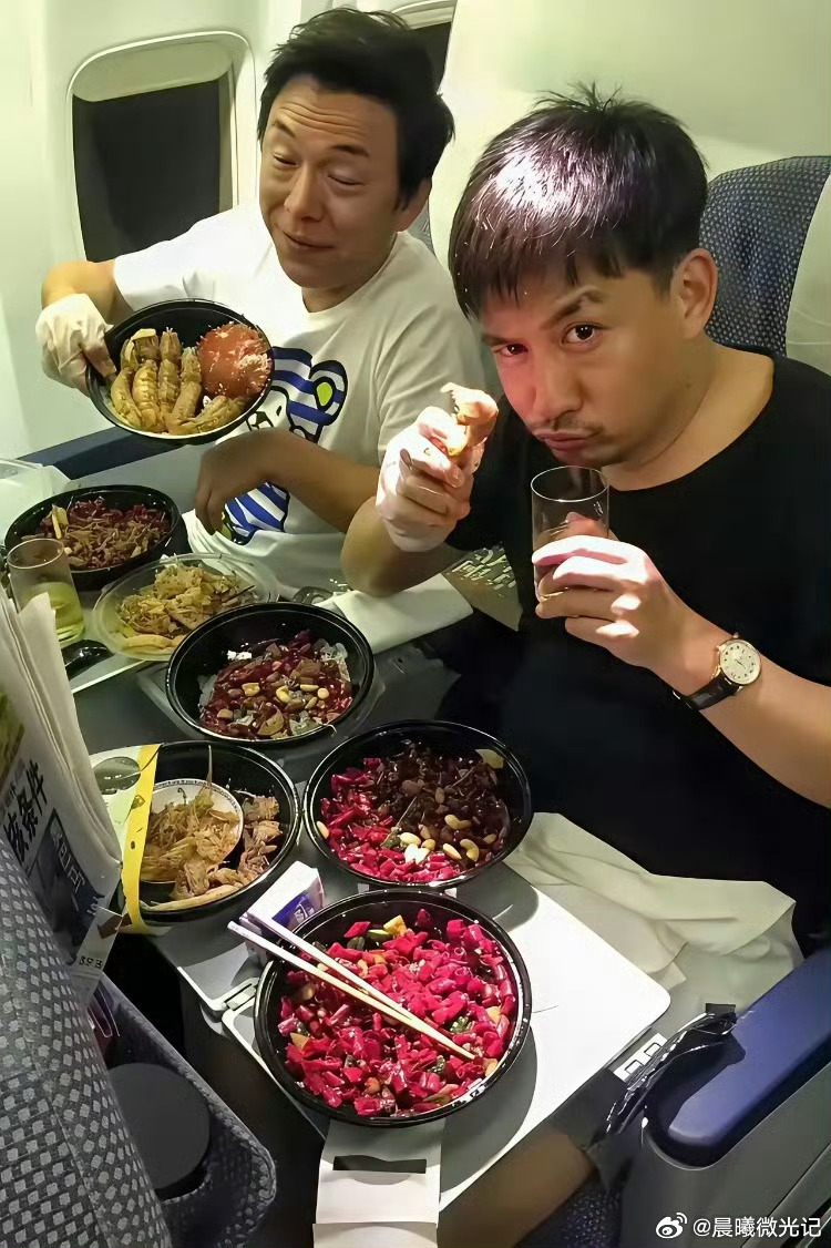 不飞机上什么舱位，是这样用餐的啊，还是这样分开装的 
