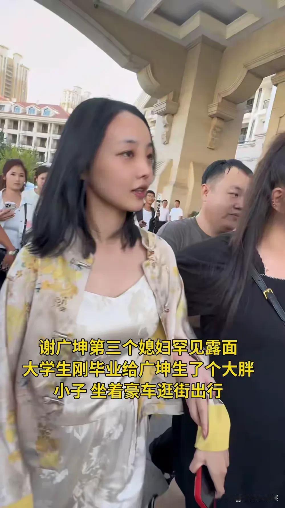 如果你是女生，你会怎么选？
1.拼命找工作，拼命加班，拼命挣钱！
2.给富人当老
