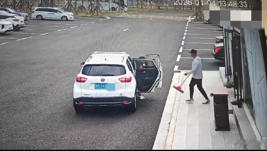 发生在停车场的一幕:上个卫生间的时间发现野生垃圾桶和扫把，直接顺走了……
视频显