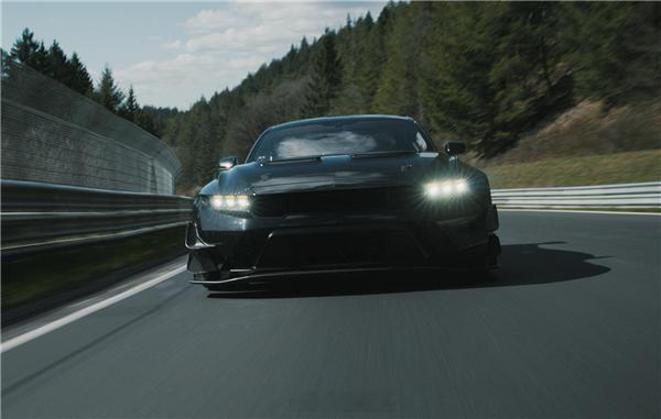 【成功复仇克尔维特！福特刷新纽北最速美国量产车：快了整8秒】本月17日，福特汽车