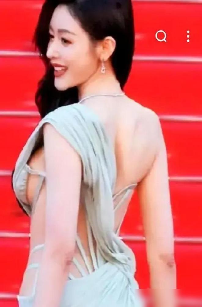 2025年5月13日戛纳电影节开幕式红毯。
刚出炉的新规狠得很，禁裸露禁大拖尾