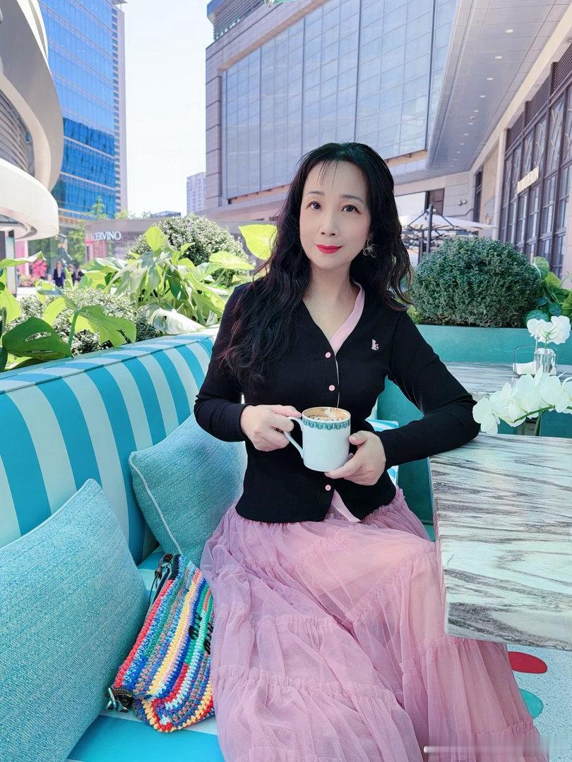 文字、裙子、口红和钱财，都是女人给自己营造的可以释怀所有苦痛伤愁的庇护所。生存或