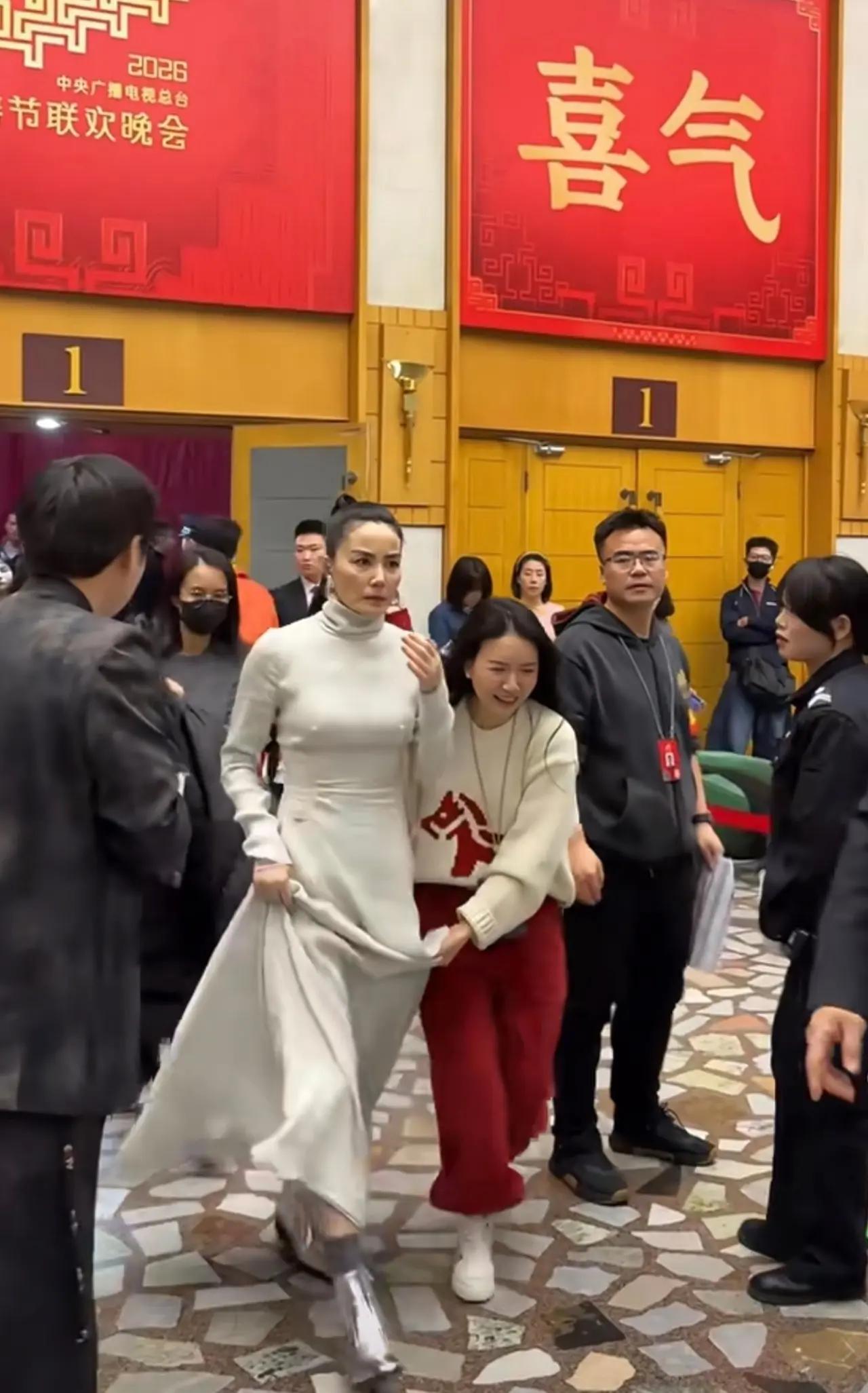 不得不说，女神今年穿的这件衣服真的有点一言难尽。