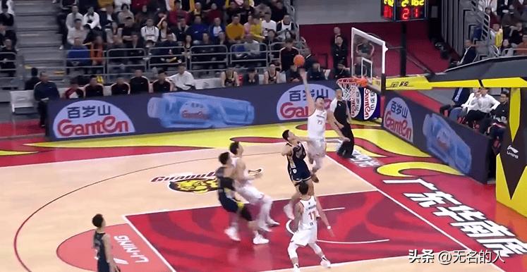 上海玩起来了，张镇麟空接没接到，扔太高了


上海大比分领先广东，球员打的很放松