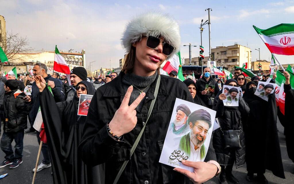 2026年3月9日，一名女子在德黑兰市中心恩格拉布广场表达对伊朗最高领袖阿亚图拉