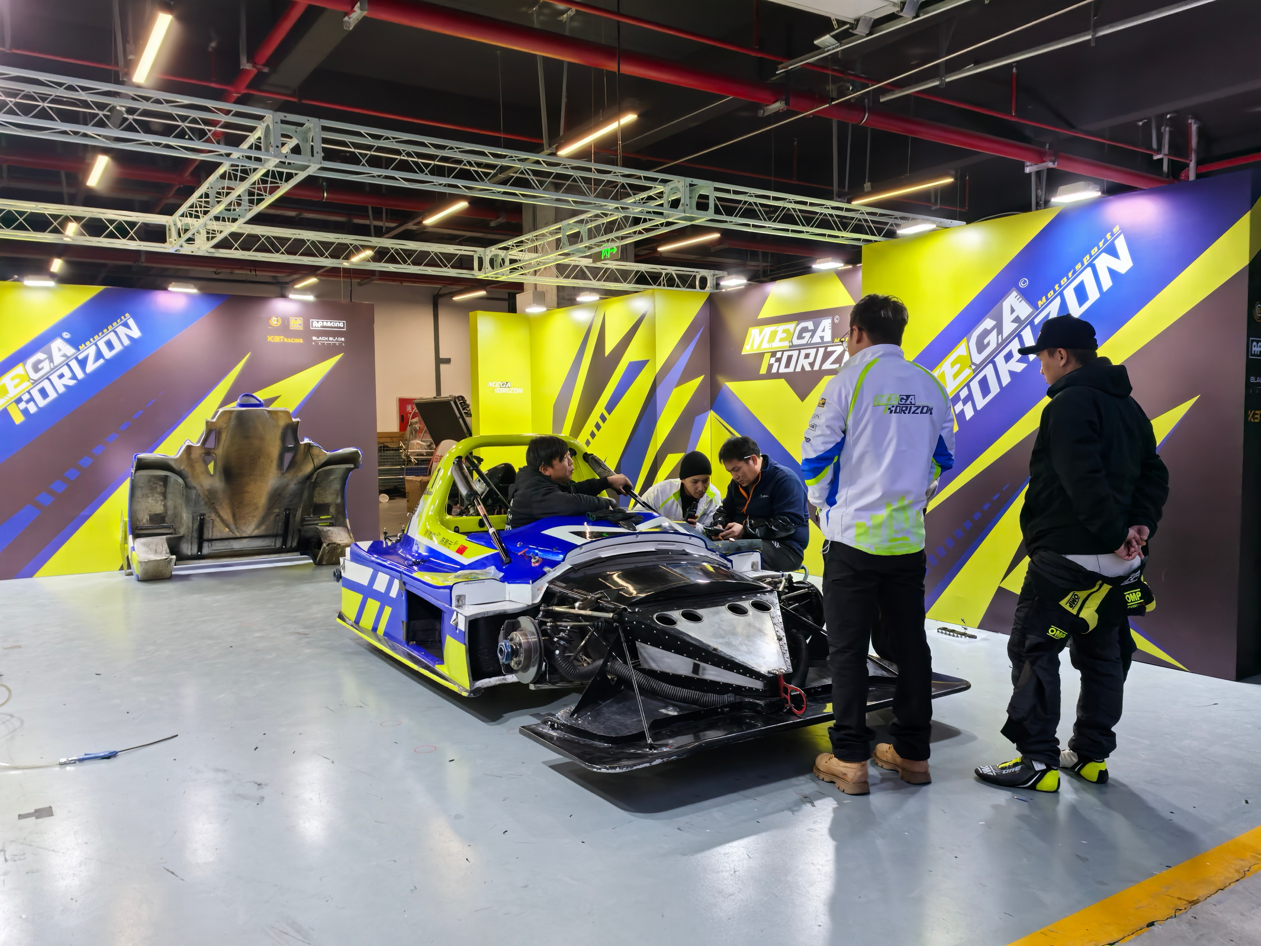 第二天测试收工跑满一整天，今天赛车没啥问题还算顺利，图2这是个啥飞行器？ 简阳·