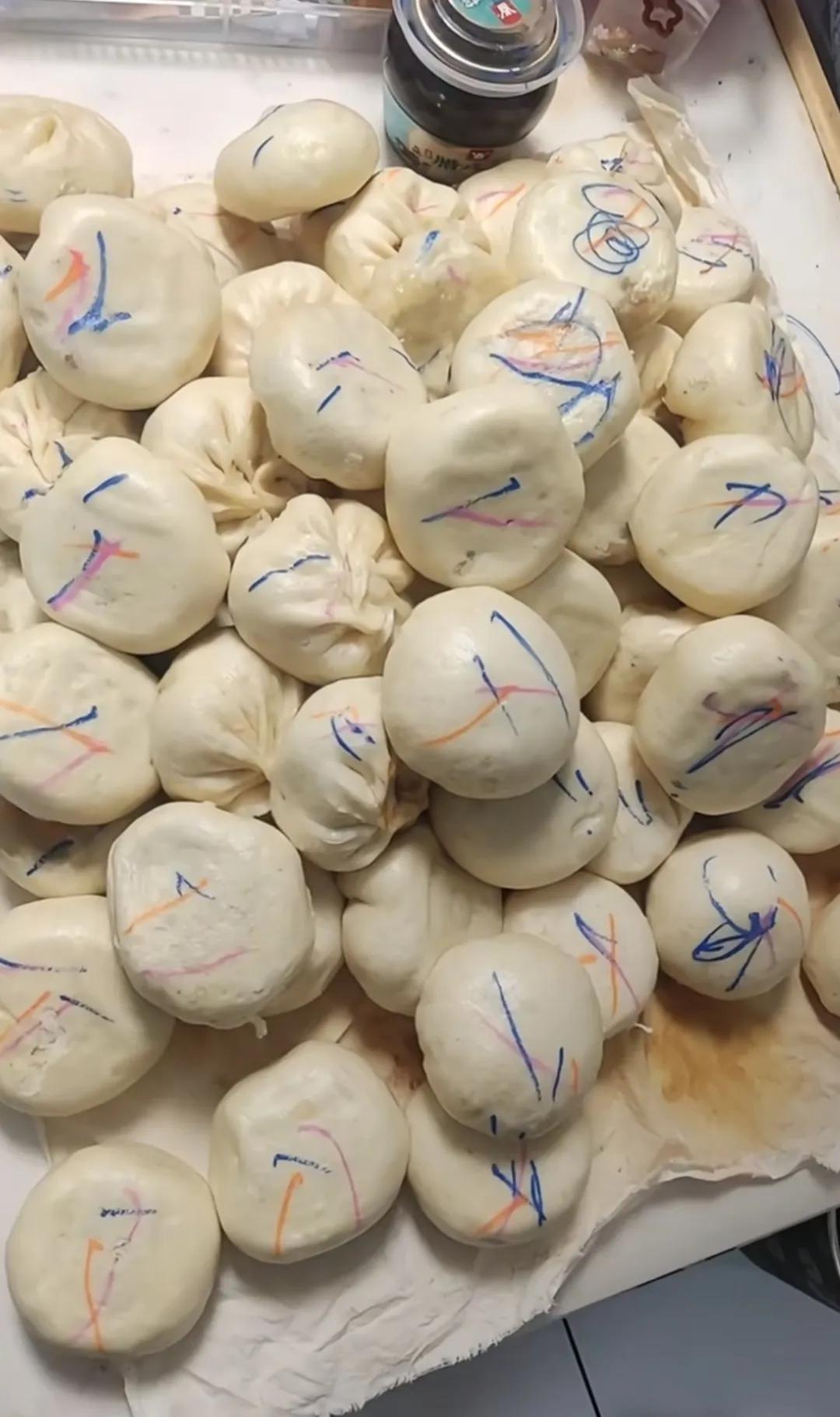 就一会没看，蒸的包子就被熊孩子来了个二次加工！气得我抄起擀面杖，小兔崽子还冲我咧