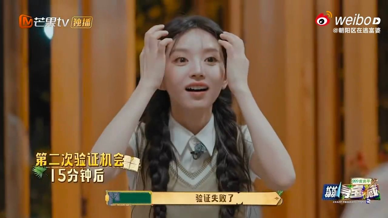 田曦薇的长玉脑还在发力确认过眼神，是长玉脑还没杀青的人。小田这反应速度，不是演的