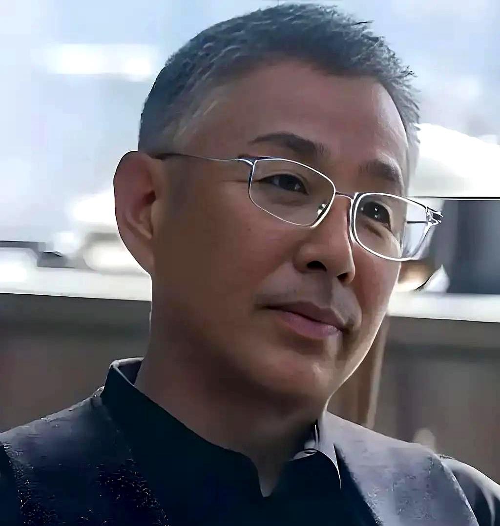夜里两点，铃一响，儿子从沙发弹起去扶母亲上厕所，那一瞬，所谓“养老”就像换了名字