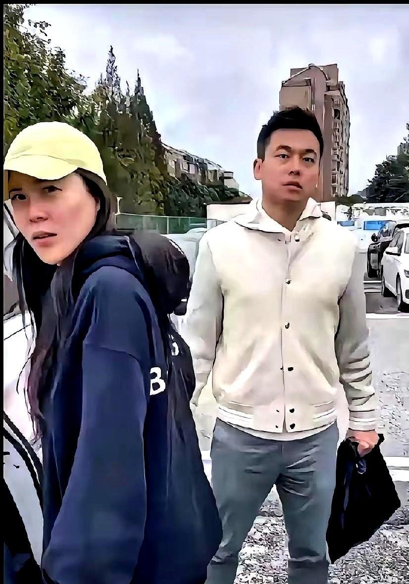 他不吵不闹，就坐着看她崩溃。
她哭，他递纸；她吼，他沉默。
这叫冷静？
这是用沉