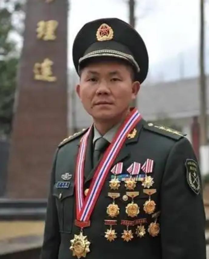 2001年2月11日，从成都开往武昌的K148次列车上，76名穿着打扮像农民工一