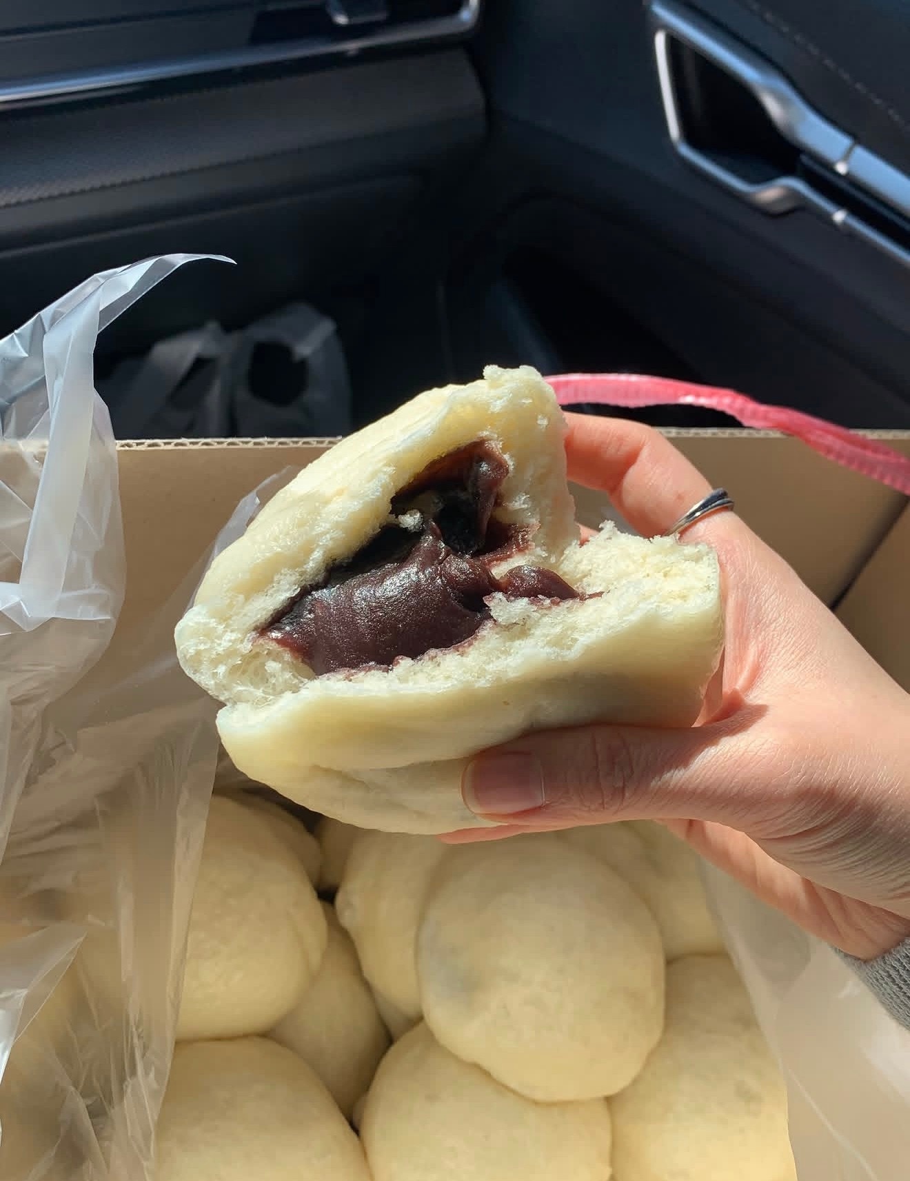 如果我待在家里,我会过度思考,如果我出门,我会过度消费。 