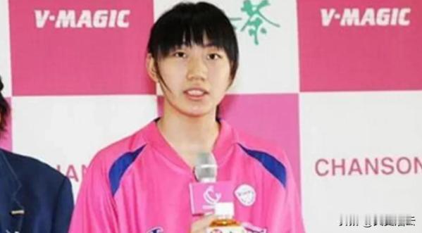 “我自愿加入日本籍，我要打败中国女篮！”这句话在社交媒体上引发了轩然大波，将李明