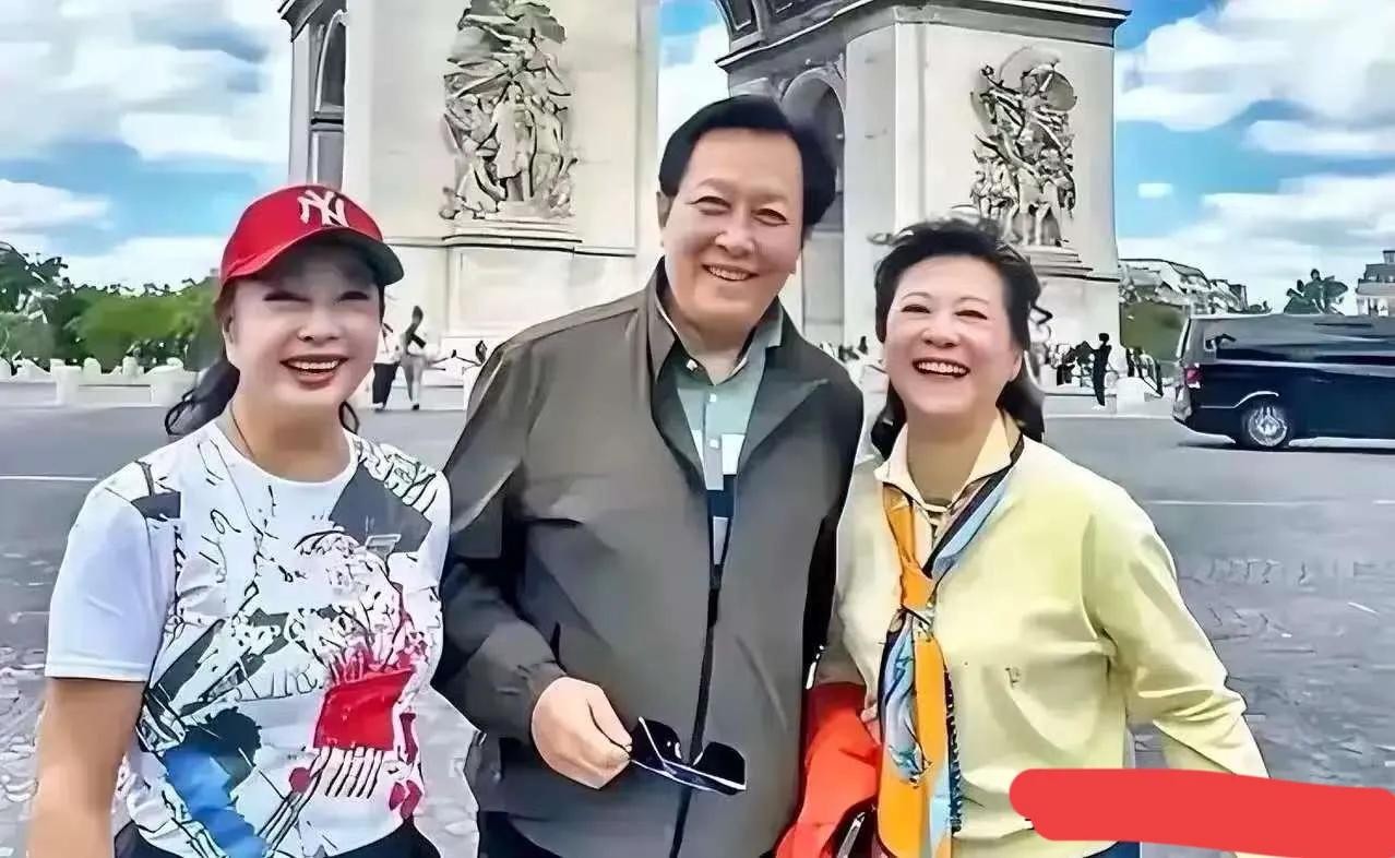 这种照片很温馨啊！唐国强老师笑的好开心。没想到私下里这么随和，就跟咱们身边慈祥的