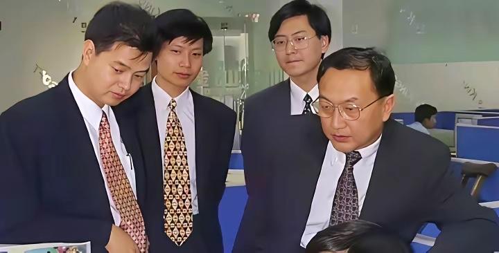 雷军和柳传志二位大佬我认识，其余二位大佬是谁