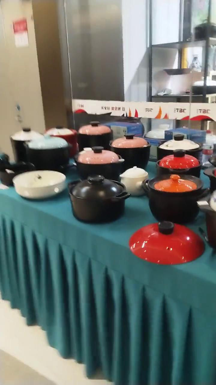 琳琅满目，请七个人，人连老板都没有。这美女好漂亮。非常漂亮。名都乌镇陶瓷。我把这