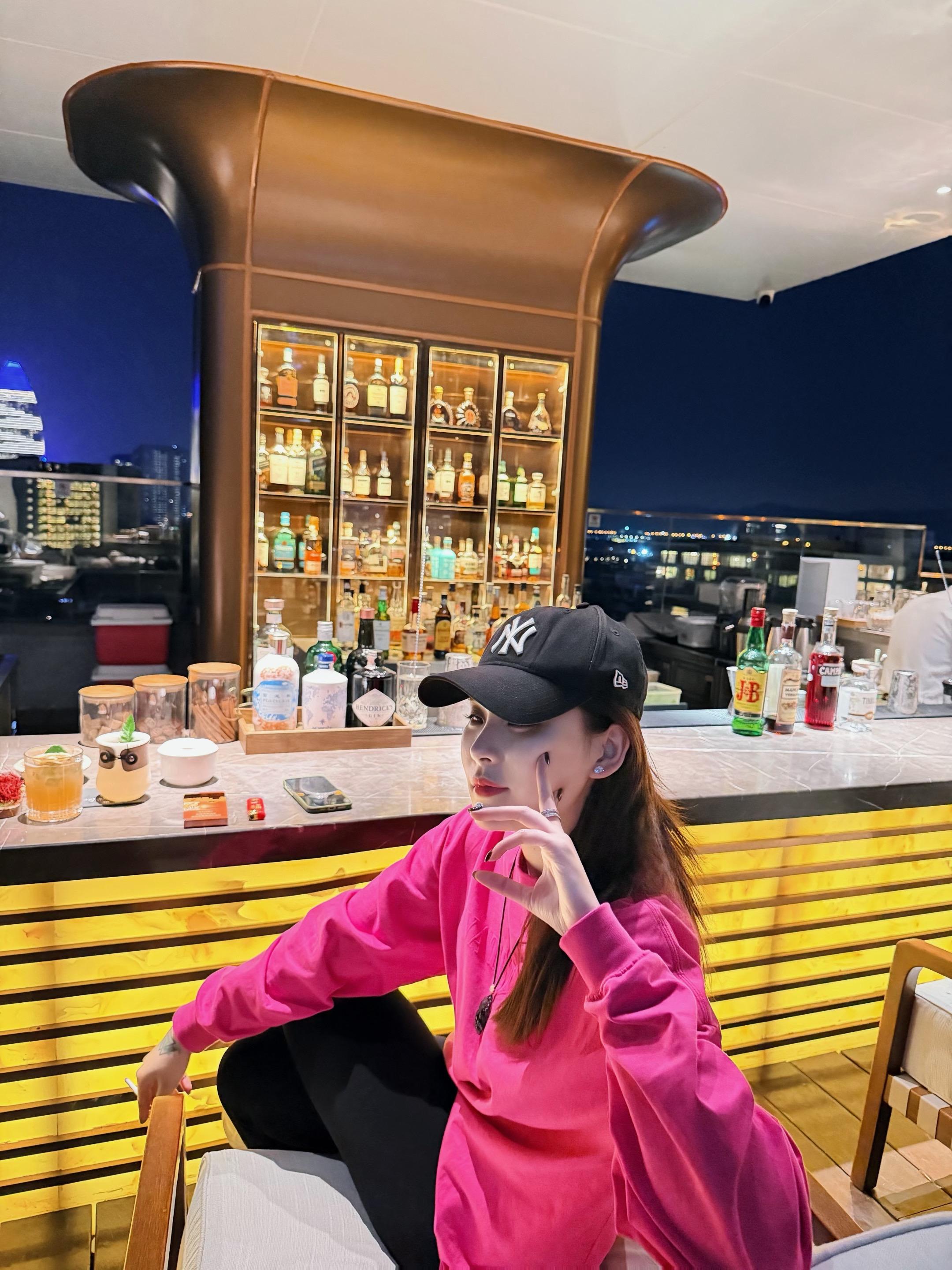 莫怪大雨滂沱 人生本就风雨兼程 .