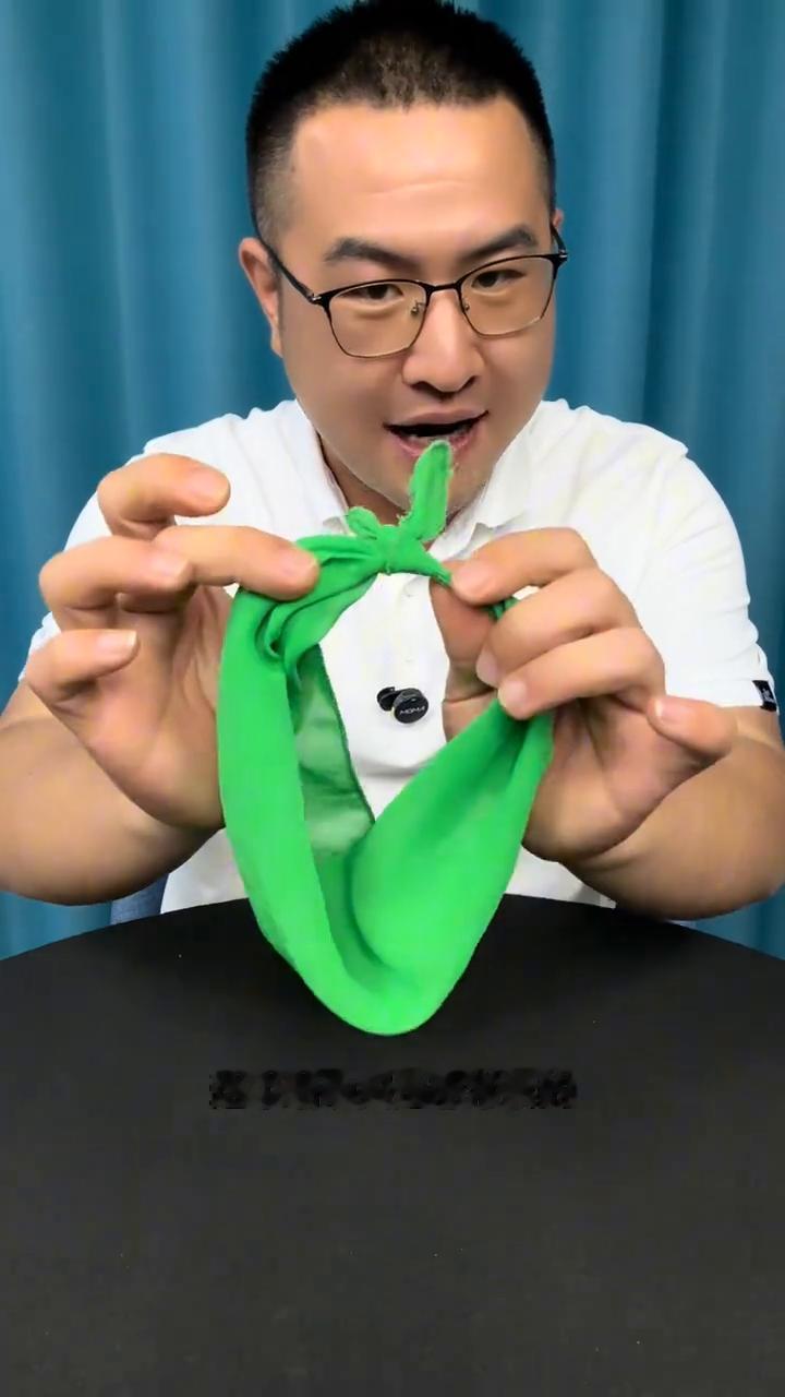 公园大爷秀绝技惊呆周围观众。
慢点，看着，慢点，慢镜头，这是扣不是扣，是这样的，