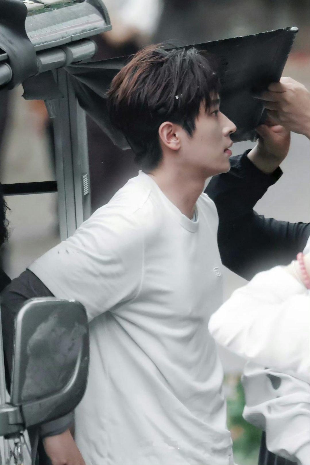 丞磊《全员加速中》发带造型路透 ​​​