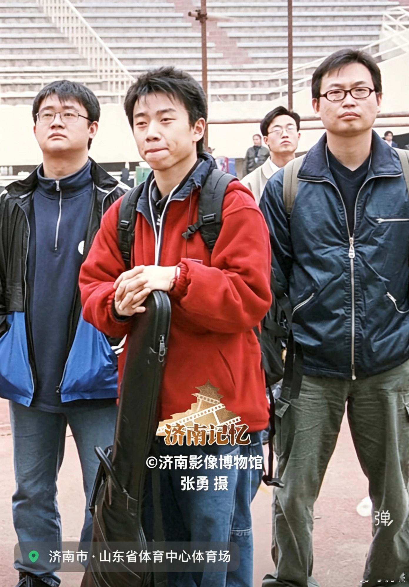 “精彩合照时间”之2000年10月，在济南市山东省体育中心体育场等待试音的“花儿