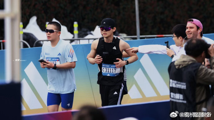 姚琛上海半马完赛 谁看了姚琛的马拉松直播不说一句佩服！21公里全程直播，从起跑时